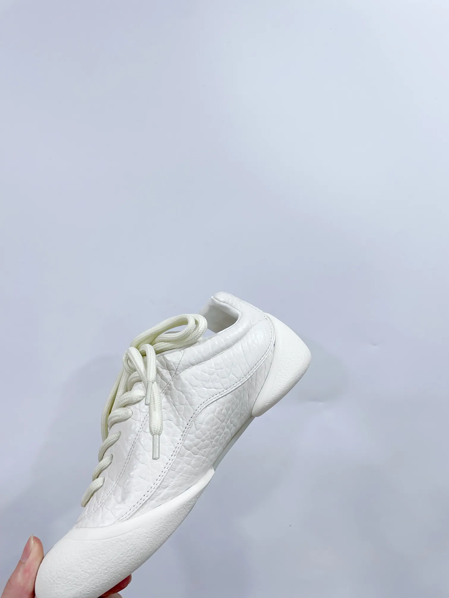 👟👟Ex-factory price 620👟👟 *✅MCQUEEN/Alexander McQueen 24/The latest Flexion series of autumn and winter retro casual sneakers. Original purchase, development and production. This Flexion Off white tone grain leather low-top sneaker uses laces of different sizes and is matched with a lightweight segmented sole inspired by anatomy. The reverse skull pattern is embossed on the heel. Fabric: Original custom imported first-layer cowhide. Lining: Custom imported breathable mesh lining. Sole: Original molded non-slip TPU material. Sole thickness: 2CM. 𝙎𝙞𝙯𝙚: 35-40 women / 39-45 men (customized for 40 women and 45 men) 𝙋𝙧𝙞𝙘𝙚(Men’s size +10) Extremely cost-effective factory price, no negotiation